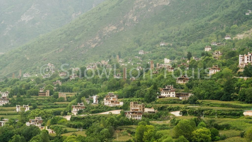 Zhonglu village in Danba