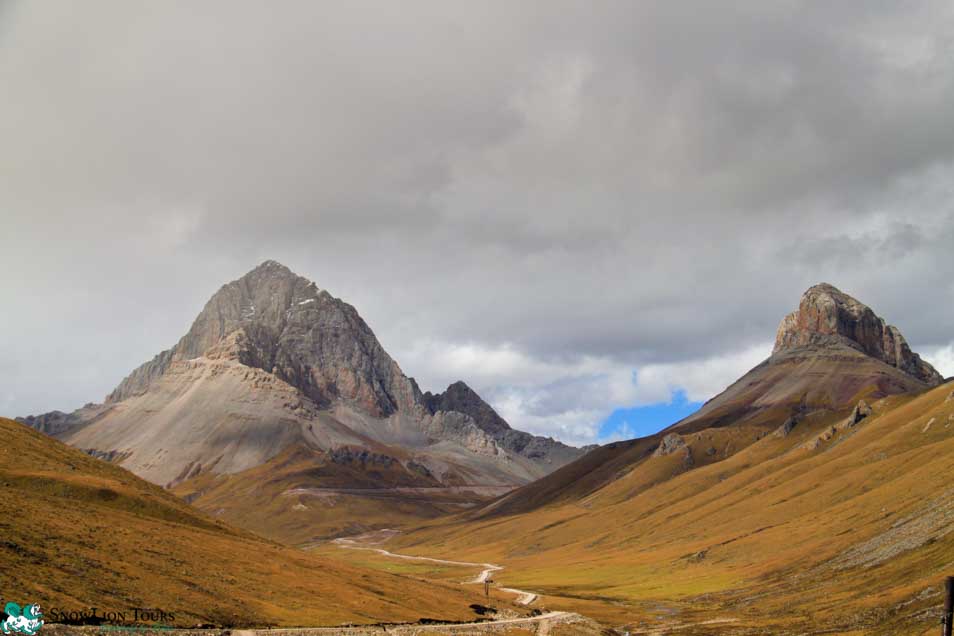 On the road to Surmang in Nangchen county in Yushu