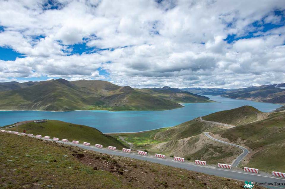Yamdrok Lake on the way to Mount Everest in Tibet 
